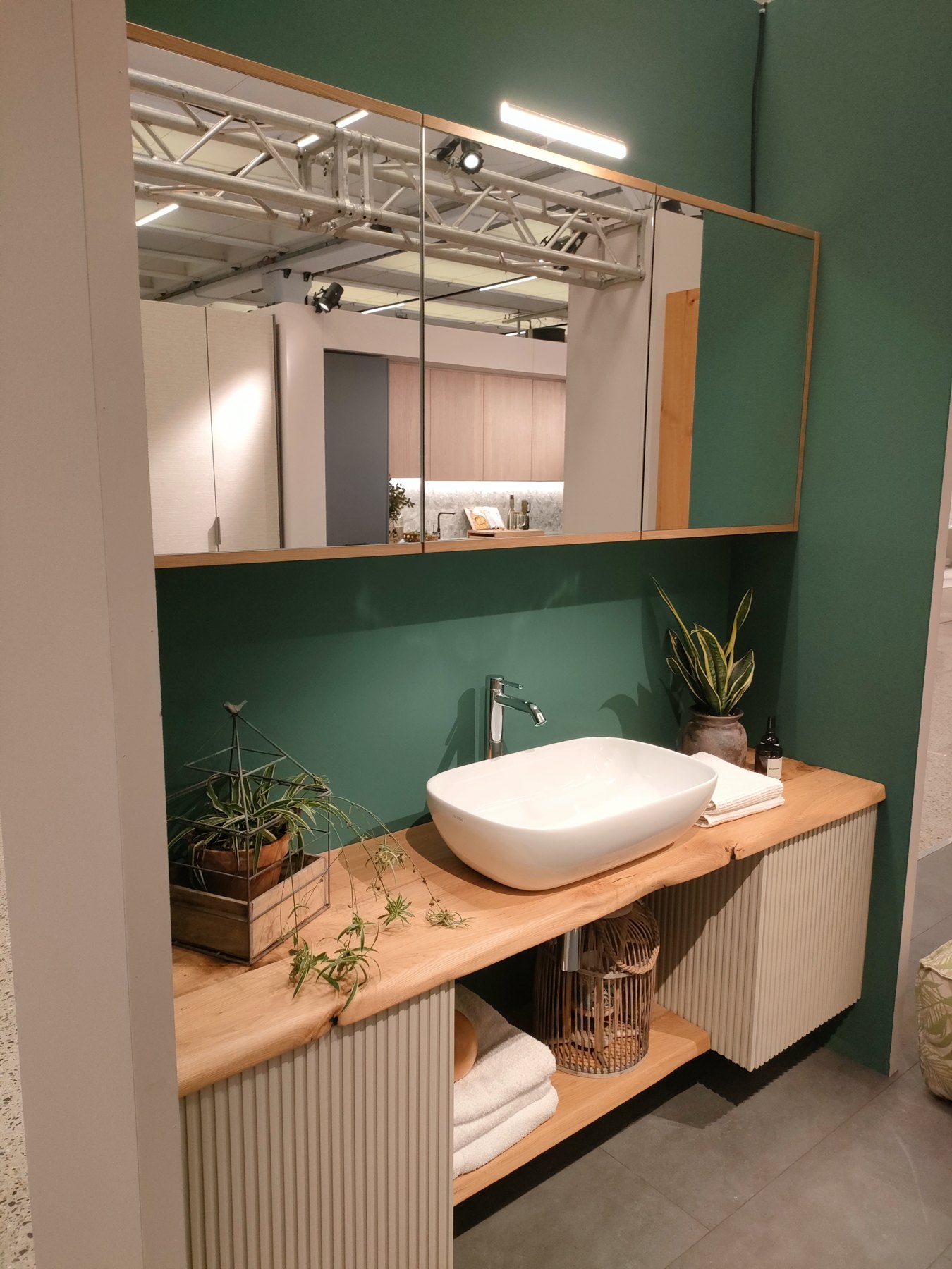 Bagno con specchio contenitore a tutta larghezza — Giovanni Conti Interior Design