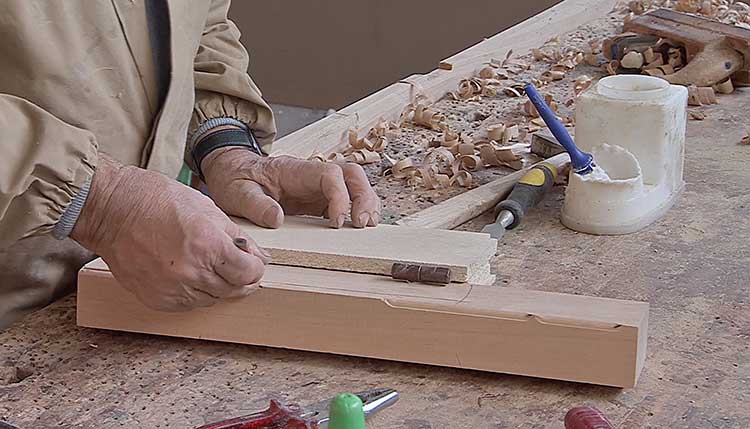 Lavorazione manuale a scalpello di un profilo in legno