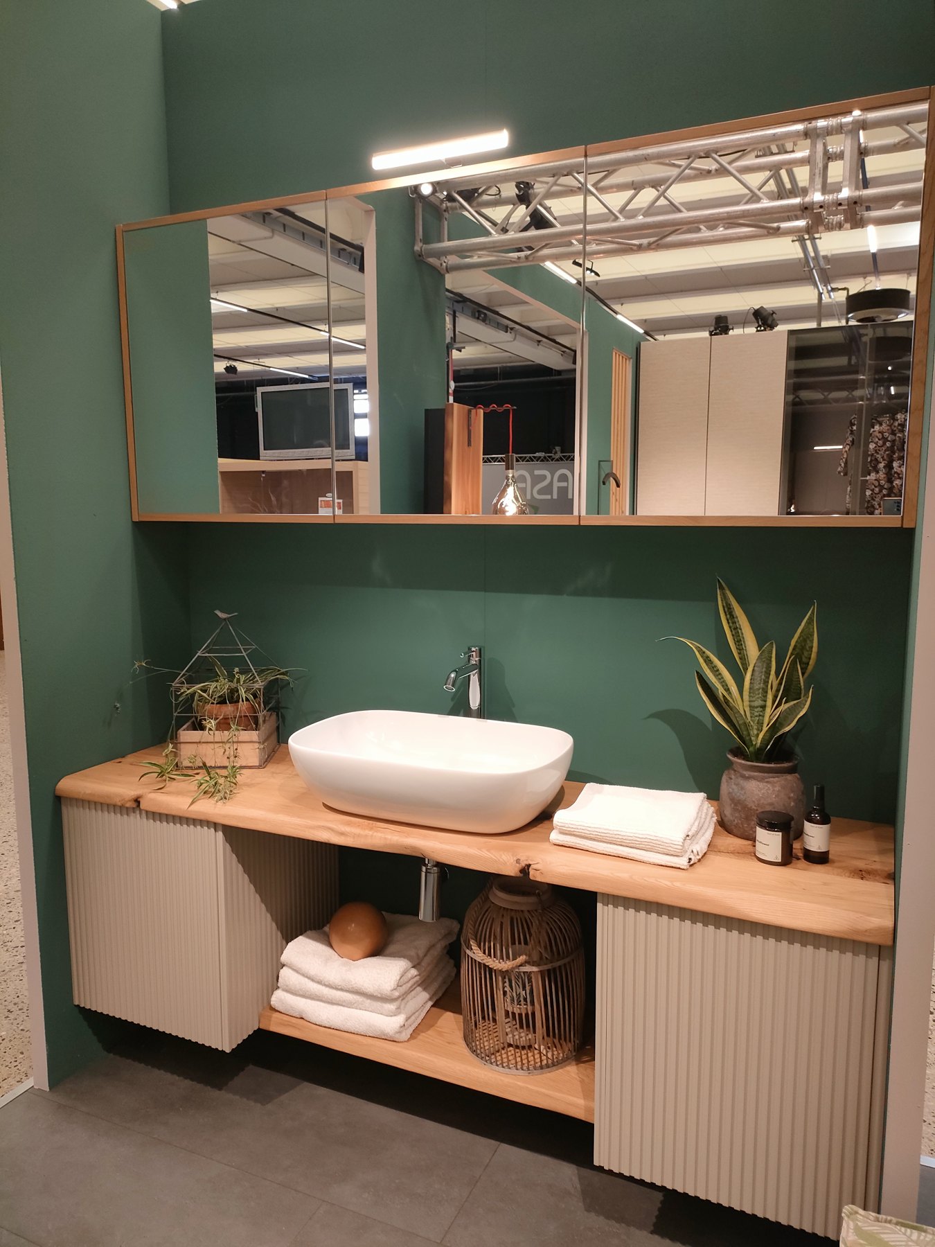 Mobile bagno con frontali cannettati e ripiani a giorno — Giovanni Conti Interior Design
