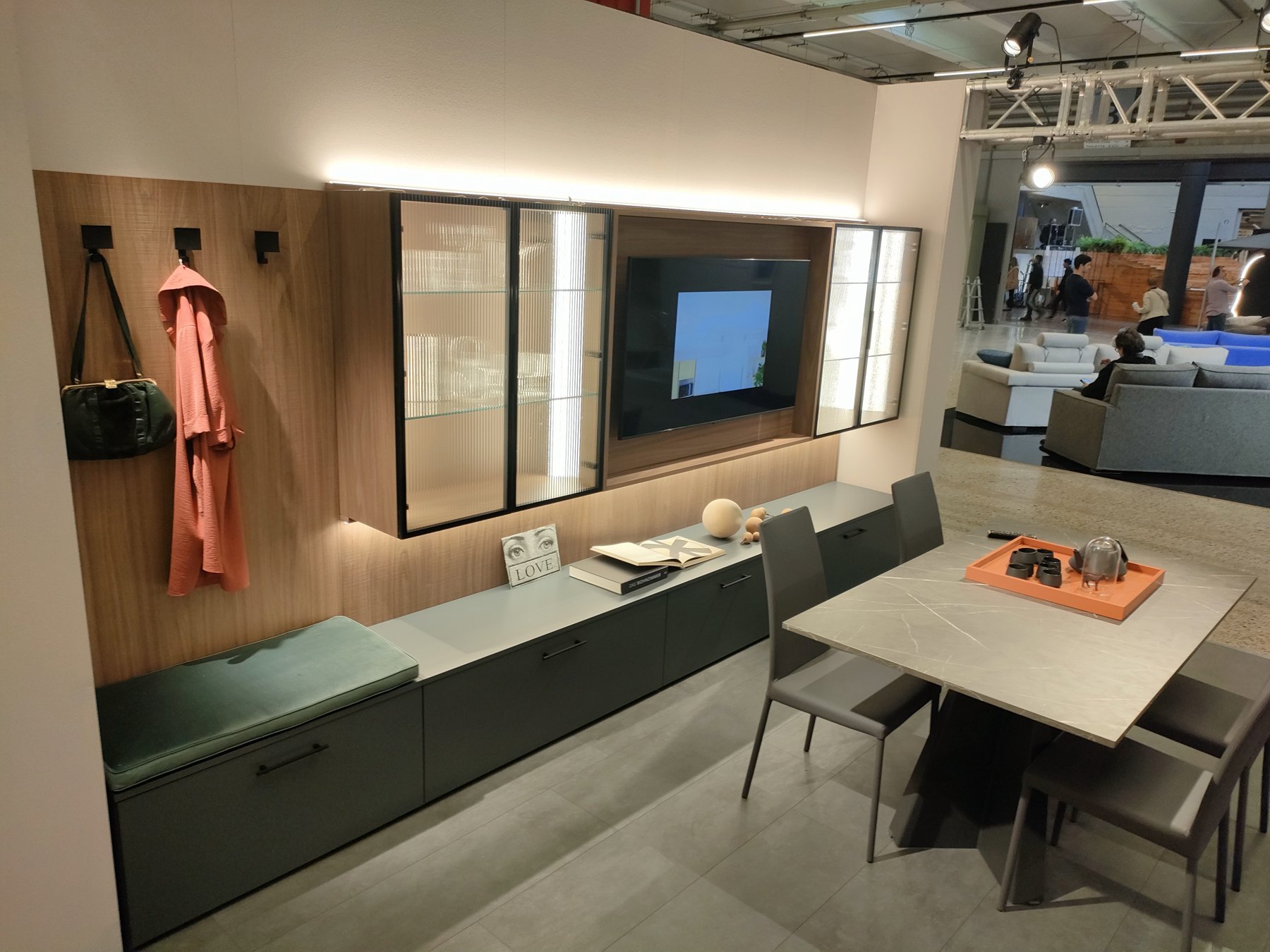 Mobile soggiorno con vetrine retroilluminate e panca — Giovanni Conti Interior Design