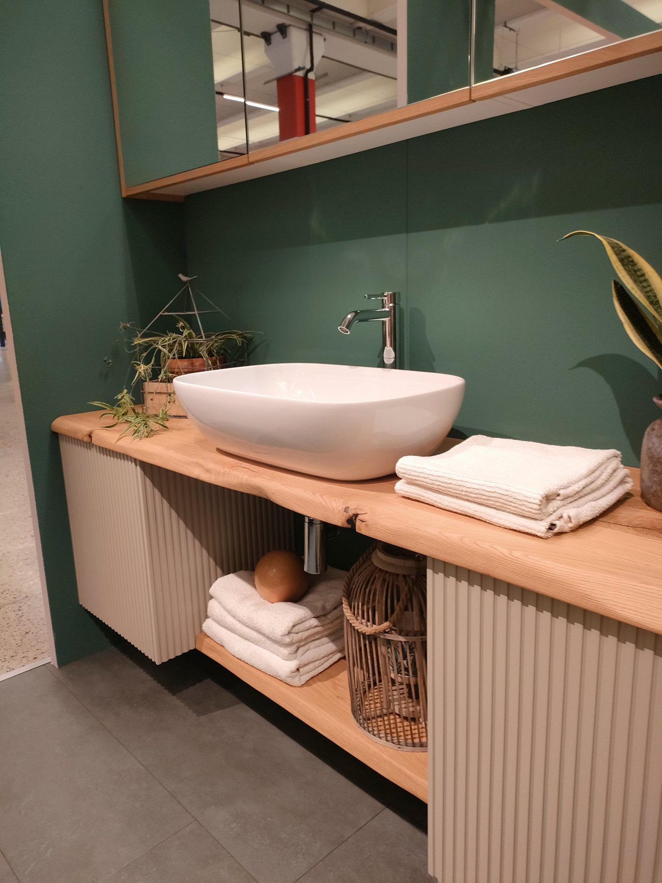Mobile bagno cannettato laccato con piano in legno — Giovanni Conti Interior Design